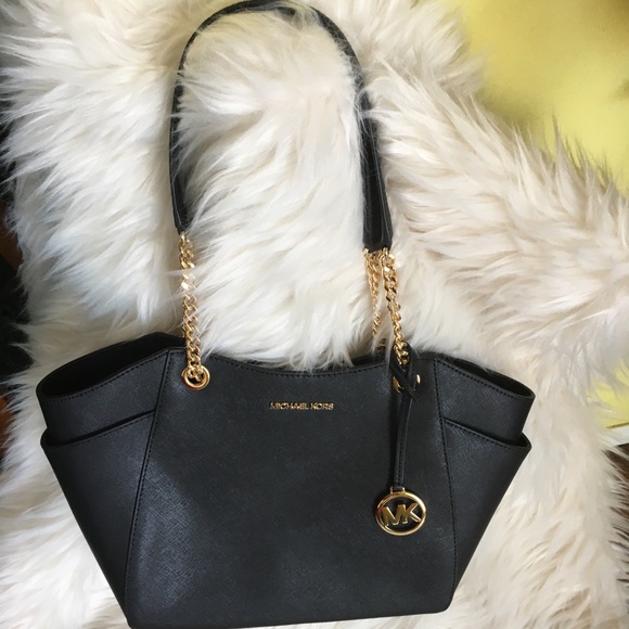 Michael Kors Handbags - 🌸 OFFERS ? 🌸 Michael Kors shoulder large tote